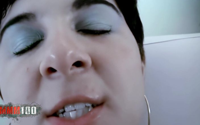 MMM100: Sabrina: la bella mora sabrina si spoglia
