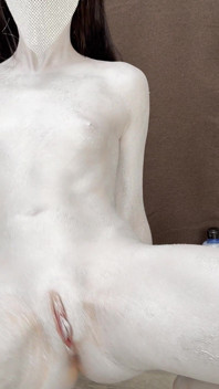 Chó cái trong màu bạc bodypainting fucks lỗ đít bằng nắm đấm và lấp đầy lỗ bằng chất bôi trơn