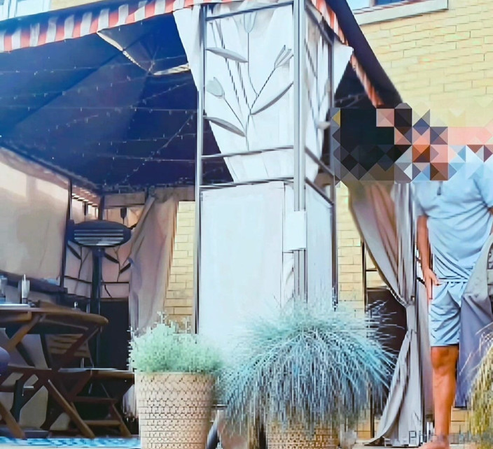 MaleModel: sirph manoranjan ke lie, jaadoo gazebo nagnata