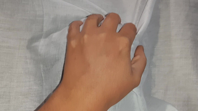 Lesbian-candys: Rakan sebilik pemalu kami membangunkan kami dengan Cunnilingus, kejutan bertiga