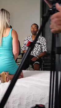 Dietro le quinte con una orgia con moglie bollente in una gangbang