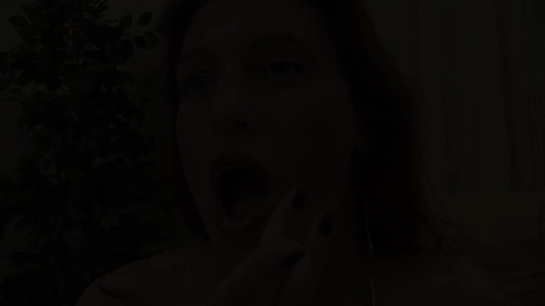 Milf in Love: 汚くて熱い熟女は写真家を挑発します