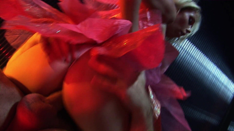 Female Dominators: Dominatrix melepas hamba untuk seks kumpulan kecil
