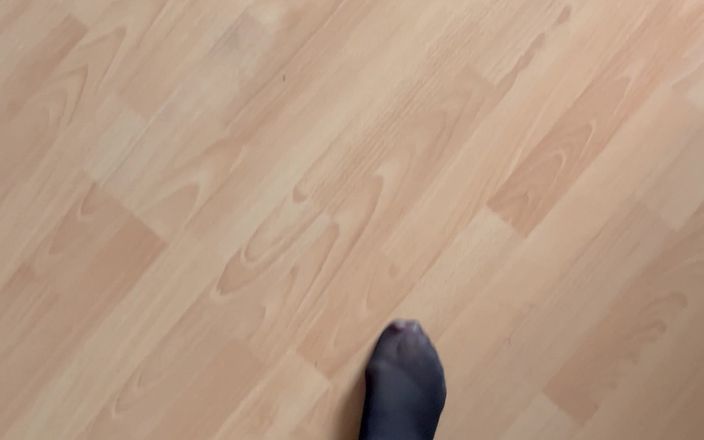 Feet: Pov: đi bộ trong quần tất đen