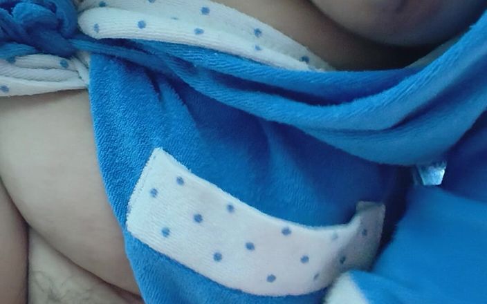 Vaginabig88: Studentka masturbuje v mokrém stavu