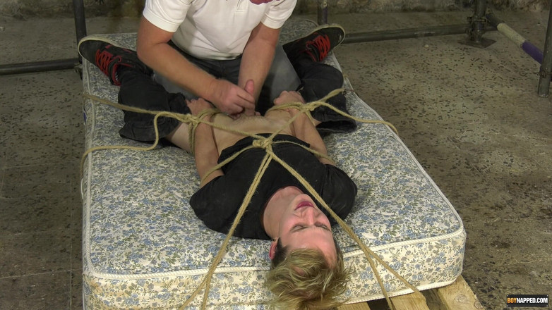 BoyNapped: Krást jeho twink boy sperma