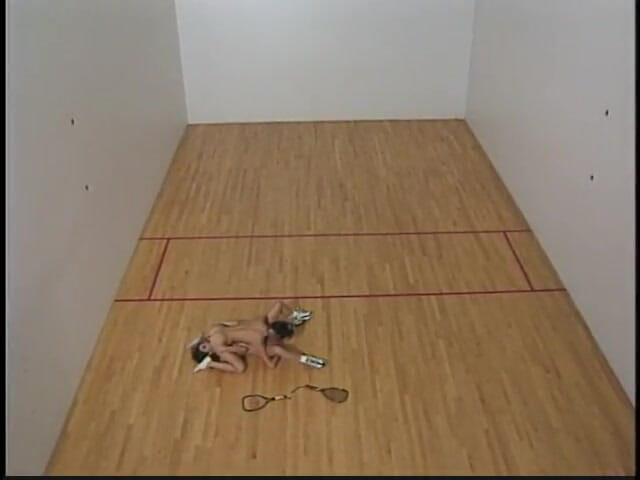 Girls of Desire: Lesbienele face sex în curtea de squash
