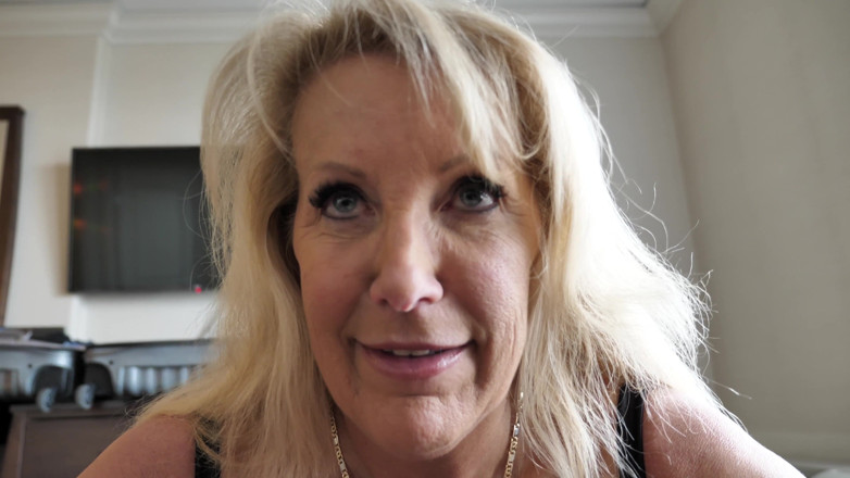 Older Lady Fun: Kanadensisk GILF suger svart kuk och får sperma på bröst