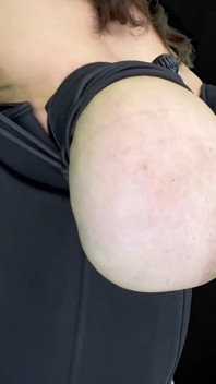 Curvă excitată legată și mulsă