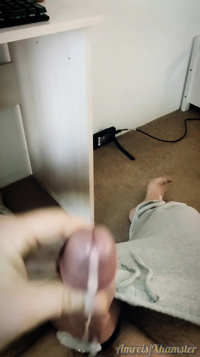 Amreis: Když jsem doma sama - honění mého oholeného ptáka skončilo orgasmem...