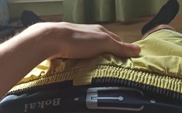 Pasha: Un mec caresse une bite à travers sa culotte, mec mince