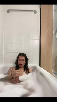 Französischer Femboy duscht und hat sich bereit für ein date