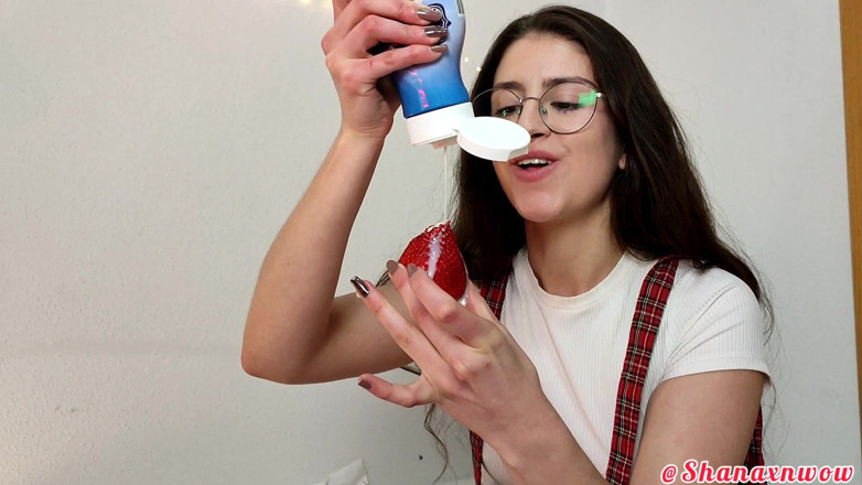 Shanaxnow: Jahody s shana food fetišem