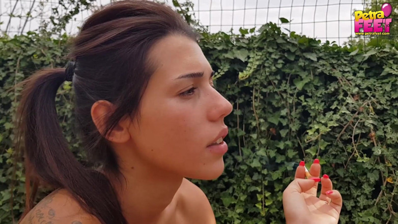 Smokin Fetish: Восхитительная брюнетка курит сигару на улице