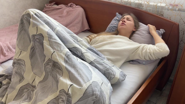 Stacy_via: Ranní masturbace skončila hlasitým orgasmem. Hladím moji těsnou kundičku.