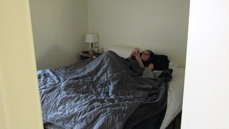 Veggiebabyy: Watcher mě špehuje, zatímco stříkám v posteli