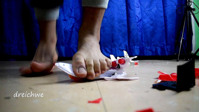 Dreichwe: Уничтожая большой автомобиль с самолетом-игрушкой