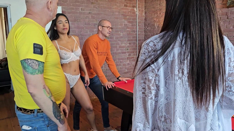 Ferrero anal experience: За кулисами, две горячие брюнетки бросают вызов друг другу на игру в бильярд