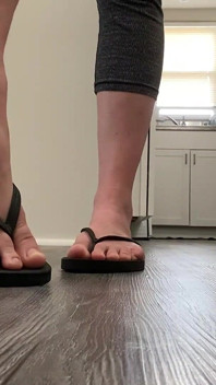 Flip-flop Modeling Und Baumelnnde Natürliche Zehen