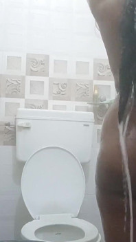 Pareja india en cuarto de baño