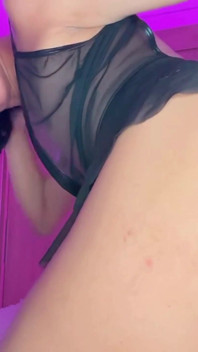 Seduco il mio amico immaginario per scoparmi il culo e ci riesco