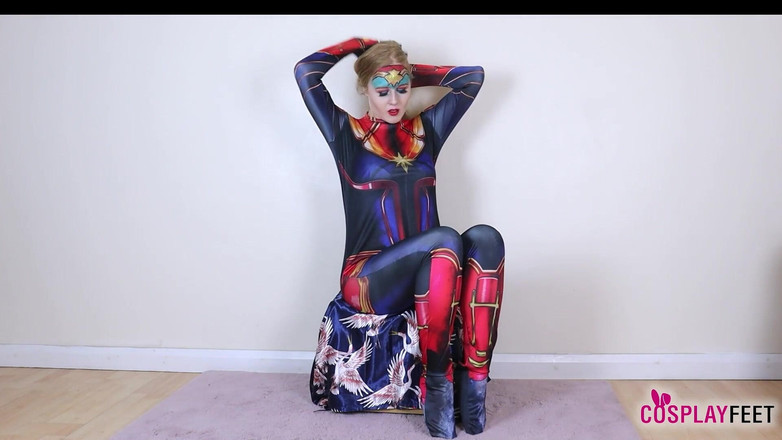 Feet & Cosplay: Si cantik aurora phoenix terkejut dengan kostum captain marvel yang...
