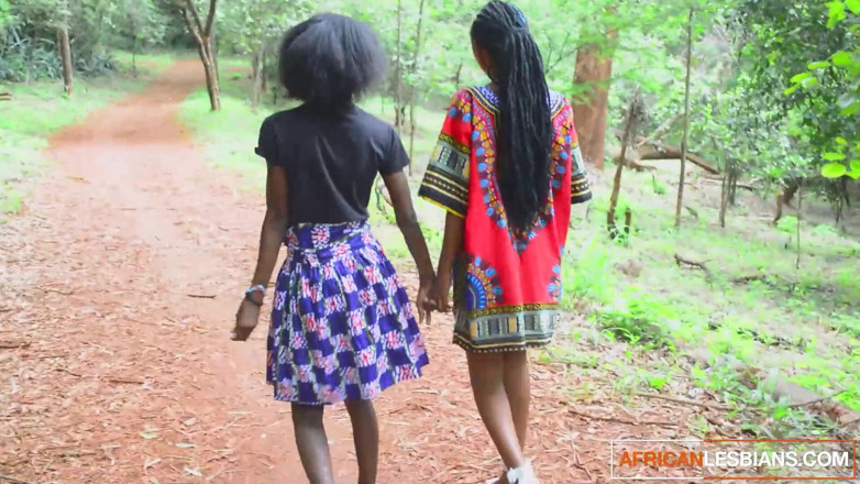African Lesbians: 素人アフリカ黒檀レズビアンがマンコを喰らって潮吹き!