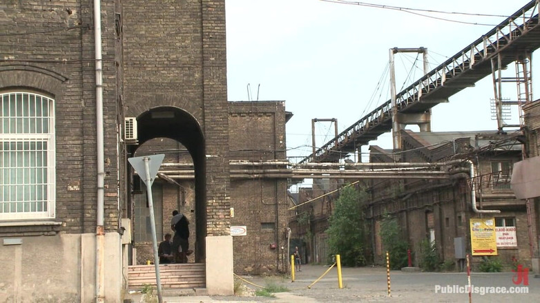 Public Disgrace by Kink: Boşalma yürüyüşü