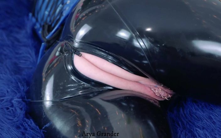 Arya Grander: Sexy MILF mit großem natürlichem arsch necken in Latexcatsuit, Gummi-fetisch