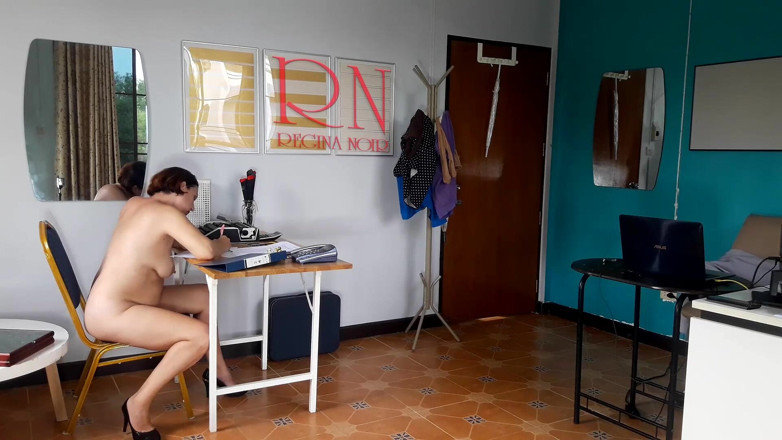 Regina Noir: Funcionária nua no escritório
