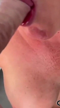 Kouření, když sleduje moje porno na notebooku s hodně stříkání