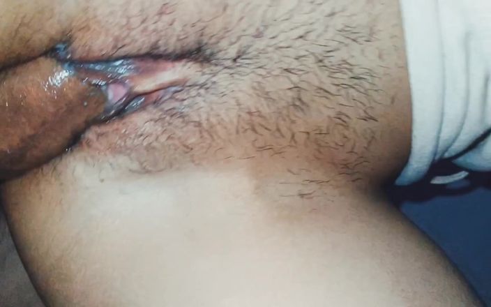 Horny Latika: Latika genç üvey erkek kardeşiyle yatakta ve sert seks domaltarak
