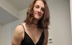 穿着我的新礼服玩得很开心