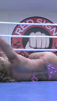 Kitty Marie vs Katt Noir - luta sexual