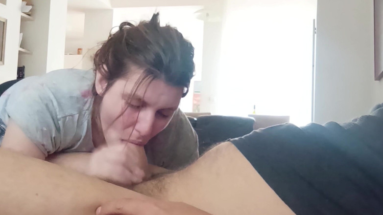 vuana: Une salope amateur maison suce une grosse bite jusqu’à ce...
