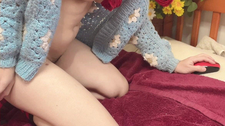 sweethanajapanese: Hana doet olie voor pikhoed en dan langzaam in een...