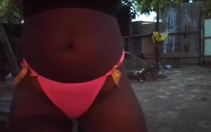 Super sexy ebony cuties: Draußen tanzen, schütteln meinen hintern, reiben, fingern meine muschi