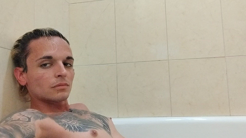 Vovxxx: Aku lagi asik mandi sambil kencing!
