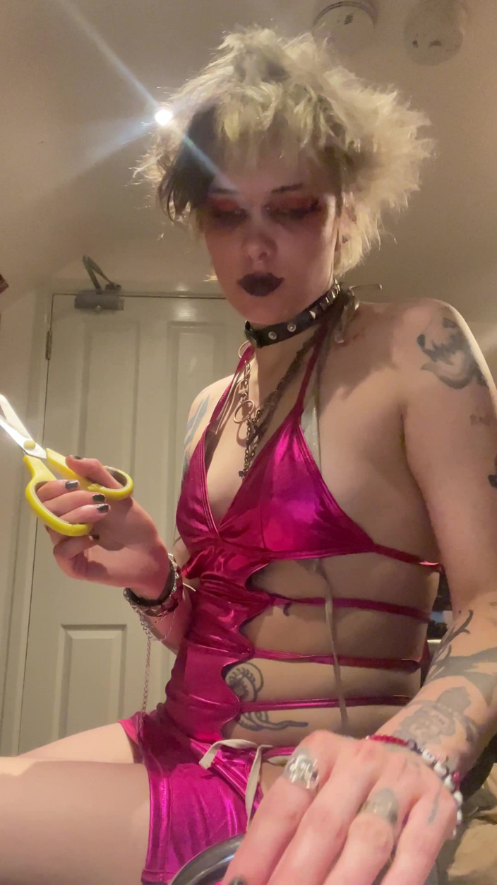 Glitterqueen1999: Готическая подруга нагоняет тебя за дрочком и отрезает
