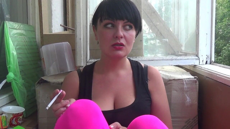 Sexy Milf: Kate rookt in strakke roze legging