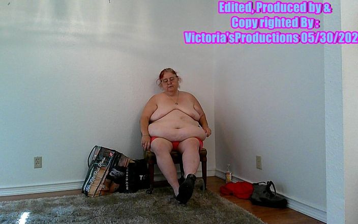 BBW nurse Vicki adventures with friends: Примеряю шорты и топы! Я втираю живот и