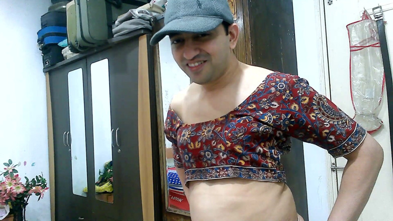 Cute & Nude Crossdresser: Sexy mietje travestiet femboy lieve lolly in een crop top...