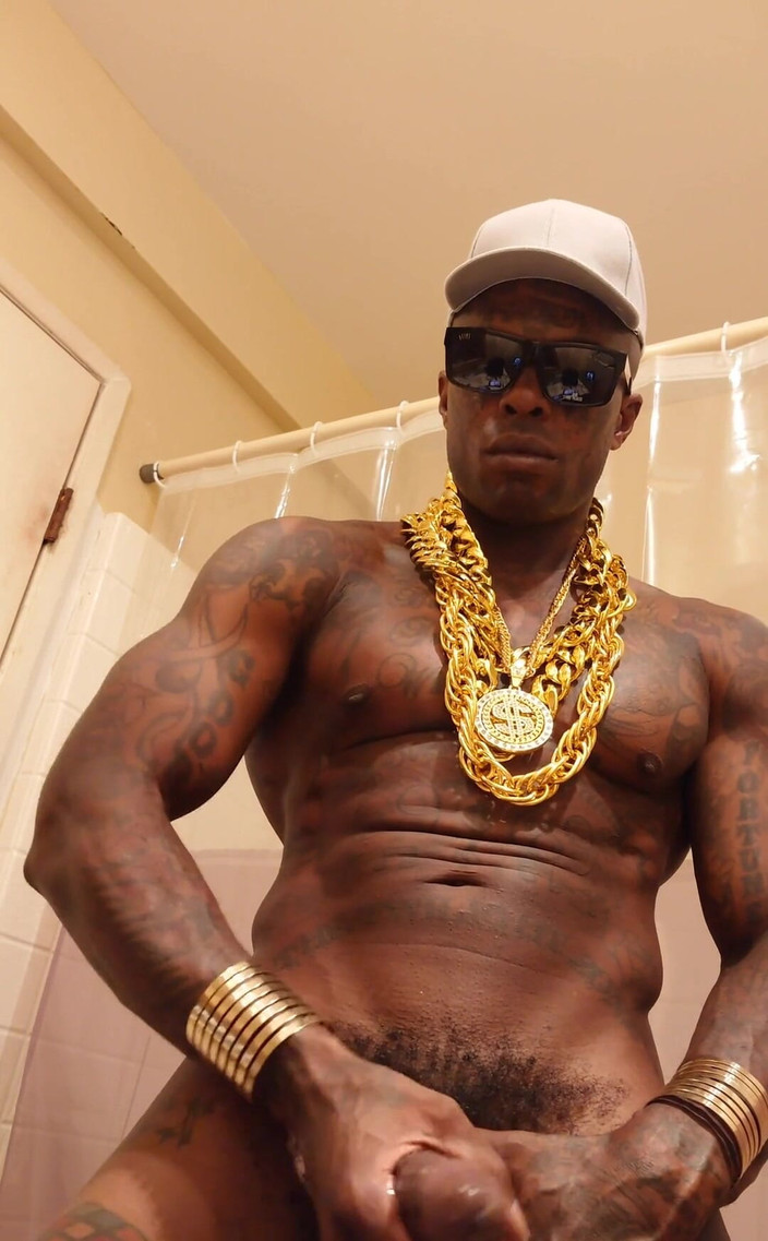 Hallelujah Johnson: Jeremiah acariciando seu grande pau preto e peludo gozando assistindo...