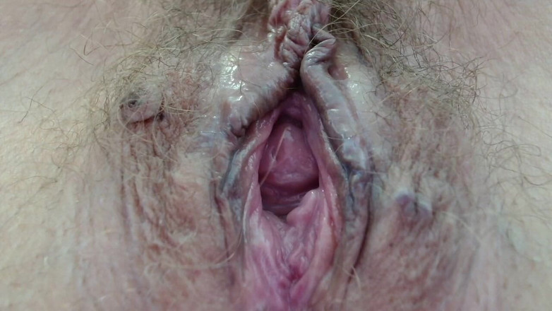 ANGELA_LADY: MILF se rozhodla cvičit a její chlupatá kunda se najednou...