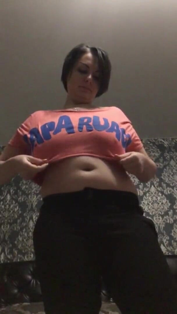 Sexy Milf: Cycki chcą wyjść z koszulki! Wolność do cycków!
