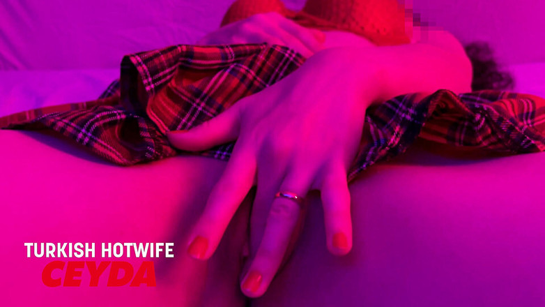 Ceyda: 土耳其热辣人妻ceyda用迷你裙自慰