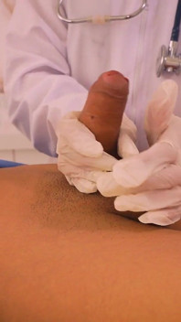 Xiara, docteur morbide sombre, profite de son patient pour lui sucer la bite géante