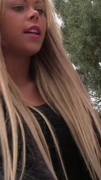 O mamă sexy blondă britanică perfectă este superbă și este pentru o aventură perversă pentru că îi place străini care suge pula