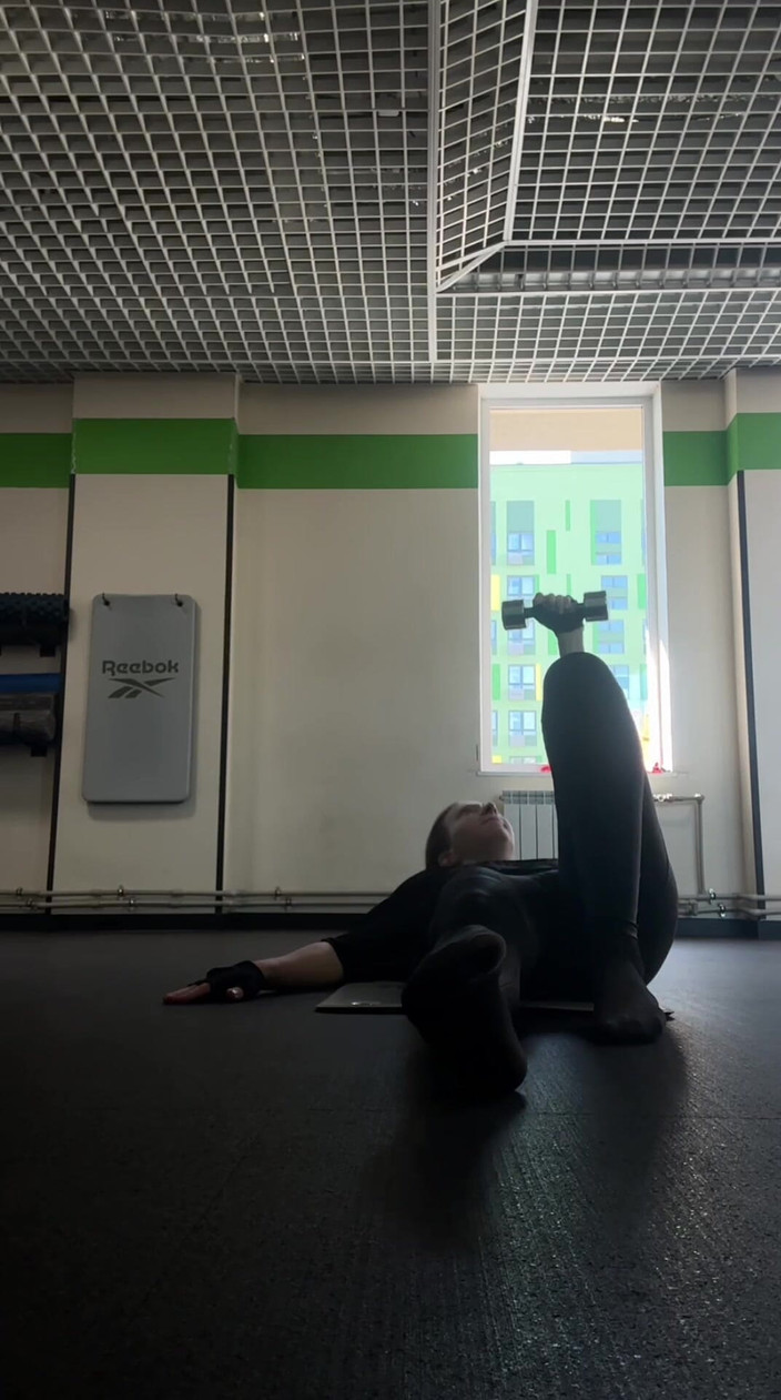 Skinny_lady69: Posilovna v nylonových ponožkách
