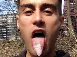 Idmir Sugary: Tuggar och sväljer egen sperma utomhus